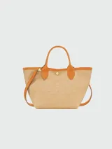 Bolso Longchamp modelo Le Panier Pliage, de paja color beige con detalles en cuero rojo, incluyendo asas y ribetes. Presenta un bordado de un caballo en rojo.
