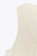 Vestido corto color crema con escote en V y sisas anchas. Tiene forro interior combinado a tono.