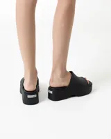 Zuecos marrones de goma con plataforma y taco.