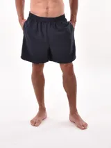 Short de baño azul oscuro con cintura elástica y bolsillos laterales.
