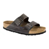 Sandalias Birkenstock Arizona Soft Footbed de cuero aceitado color gris oscuro, con dos correas ajustables con hebillas metálicas y plantilla anatómica de corcho y látex cubierta de ante.