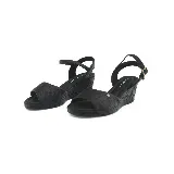 Sandalia negra con taco corrido de 6 cm de altura.