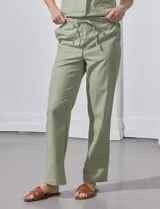 Pantalón verde claro de lino, marca Alex & Jordan. Tiene pretina ancha con lazo de ajuste y bolsillos verticales delanteros.