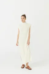 Vestido tejido blanco de fit holgado, sin mangas, con hombreras y tajos laterales.