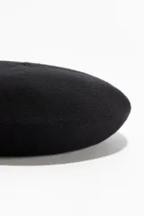 Boina de punto color negro, de textura suave y diseño clásico.