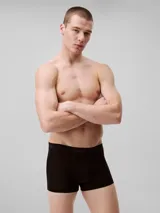 Pack de tres bóxers ajustados negros Calvin Klein Ultra Soft Modal, confeccionados en modal suave y elástico, con cinturilla elástica con logo grabado y dobladillo vuelto.