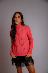 Sweater verde esmeralda de punto trenzado, con cuello alto y mangas largas.