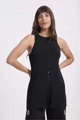 Musculosa negra de tejido texturizado con cuello redondo y tajo central.