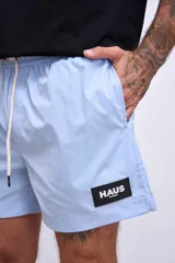 Short de baño azul petróleo con cintura elástica ajustable con cordón.