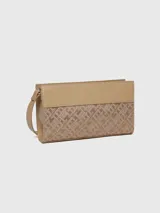 Cartera cruzada Tommy Hilfiger color beige con monograma TH en jacquard. Tiene correa ajustable y logo metálico TH en el frente.