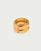 Anillo dorado de acero quirúrgico hipoalergénico con baño en oro 18K, de diseño grueso y redondeado.