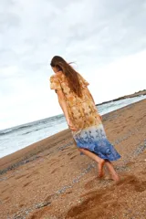 Vestido largo de algodón con estampado de palmeras y diseño degradado en tonos ocre, blanco y azul.