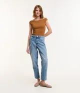 Pantalón mom de jeans celeste con trabillas en la cintura, cierre con botón y cremallera, bolsillos y deshilachados.
