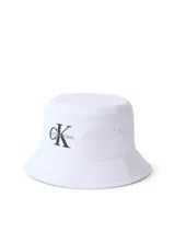 Gorro tipo bucket de algodón color blanco, con ala caída y bordado frontal del logo de Calvin Klein Jeans en negro.