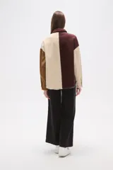Sobrecamisa de pana con diseño color block en tonos marrón oscuro, beige y camel. Presenta cuello camisero, botones frontales, un bolsillo de parche en el pecho izquierdo y bordes deshilachados en el ruedo y puños.