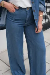 Pantalón de jean de corte ancho, color azul oscuro.