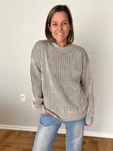 Suéter tejido de corte relajado con diseño a rayas finas en color crudo y verde militar. Tejido suave y abrigado con cuello redondo clásico.