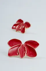 Par de aros con forma de flor color rojo con borde dorado.