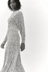 Vestido midi de manga larga con estampado animal en tonos beige y negro.