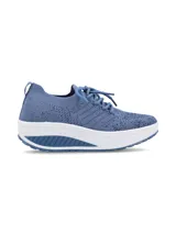 Zapatilla Hush Puppies ultra liviana y flexible con capellada de flyknit azul, efecto guante que se adapta a la forma de cada pie. Posee una serie de orificios pequeños que permiten la circulación del aire, lo que ayuda a mantener los pies frescos durante su uso. Cuenta con una plantilla de tecnología memory foam que otorga mayor amortiguación al caminar.
