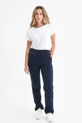 Pantalón deportivo recto azul marino con tejido interior afelpado y cintura con cordón ajustable.