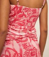 Vestido corto en tul con estampa étnica, drapeado delantero y escote gota.