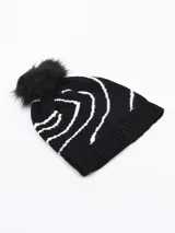 Gorro de lana blanco con diseño de líneas onduladas color dorado y pompón blanco en la parte superior.