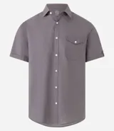 Camisa de hombre de manga corta en lino color blanco, con cuello clásico, botonadura frontal y bolsillo de parche en el pecho. Corte recto.
