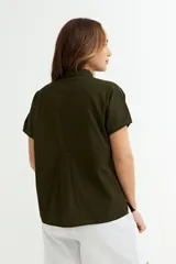 Camisa gris sin mangas de lino con cuello clásico y cierre frontal con botones.