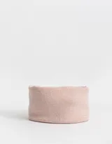 Cuello circular tejido de lana color rosa viejo.