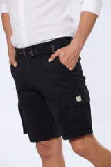 Bermuda cargo azul marino con cinto, confeccionada en 98% algodón y 2% spandex. Presenta bolsillos laterales tipo cargo con solapa y botón.