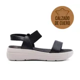 Sandalias negras de cuero con plataforma blanca.
