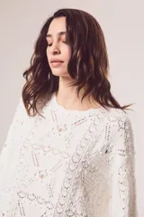 Sweater blanco de algodón con textura calada, mangas 3/4 y corte oversize.