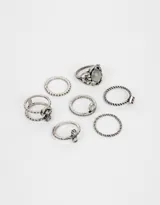 Set de 7 anillos plateados con diseño antiguo, con piedras y bajo relieve.