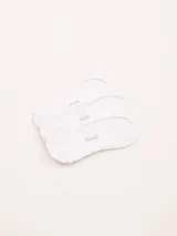 Pack de tres pares de medias invisibles en tonos neutros: beige, blanco y gris claro.