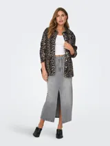 Camisa de Only con estampado de leopardo, corte recto, cuello clásico, cierre frontal con botones, mangas largas y puños abotonados.