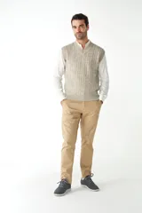 Chaleco de punto color beige con diseño de trenzas, escote en V y sisas amplias.