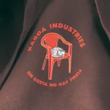 Canguro marrón con capucha, bolsillo delantero y puños y cintura acanalados. Estampado en el pecho con el logo de la marca, una silla y la frase "Sin Siesta No Hay Fiesta".