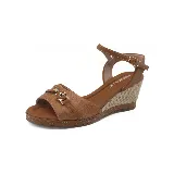 Sandalias Piccadilly color marrón con plataforma de yute, tira ancha sobre los dedos con detalle de hebilla dorada y pulsera al tobillo con hebilla ajustable.