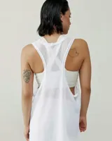 Musculosa blanca holgada de tejido técnico, ideal para actividades deportivas.