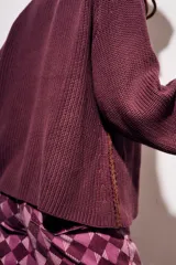 Sweater de tejido de punto acanalado, color azul vibrante, con cuello redondo y mangas largas.