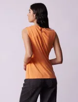 Blusa sin mangas color amarillo, con cuello redondo con frunces delanteros y abertura con botón en la espalda.