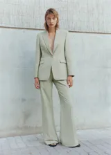 Pantalón largo color verde claro, de diseño wideleg con forro interior, trabillas y dos bolsillos laterales.