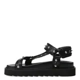 Sandalias bajas color tostado, con plataforma y tiras de cuero sintético con tachas doradas y negras.