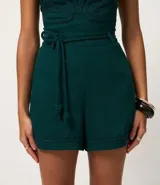 Short de mujer confeccionado en viscolino color verde oscuro. Presenta cintura elástica con lazo de ajuste y detalle de cuerda, y terminación con pespuntes en el ruedo.