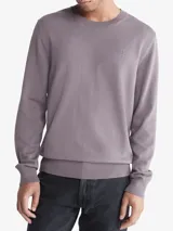 Sweater Calvin Klein de algodón color lila, de corte clásico, cuello redondo y logo bordado en el pecho.