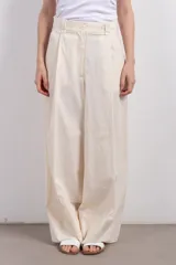 Pantalón palazzo color crema de lino con pinzas, de calce relajado y tiro alto.