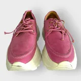 Zapatos náuticos color rosa con cordones y suela chunky blanca.