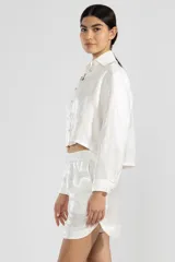 Short de lino italiano con hilo metalizado, color blanco, de corte relajado y talle medio.