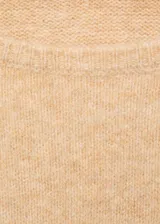 Vestido midi de punto color beige, con cuello barco y mangas largas. Diseño entallado al cuerpo.